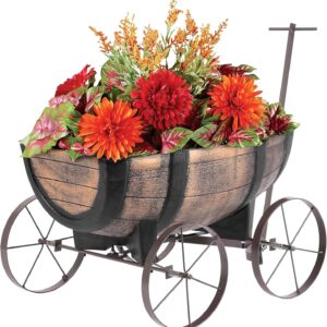 Rustikaler Blumenwagen aus Whiskyfass – Garten-Pflanzschubkarre als dekorativer Pflanzständer